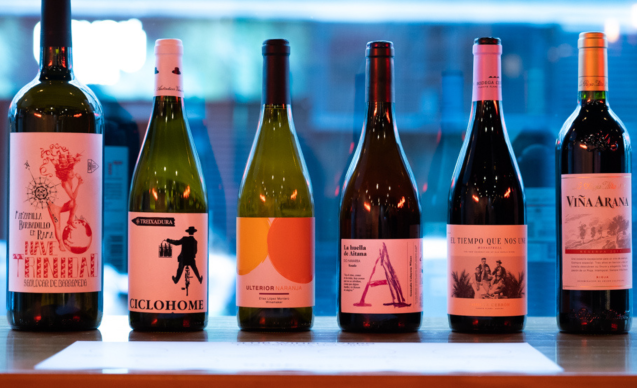 6 botellas de vino: jerez, blanco, naranja, rosado, tinto joven, tinto crianza