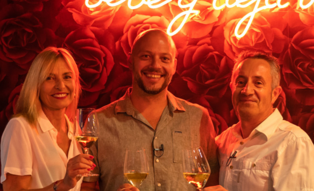 Elías López Montero enólogo de Verum junto con Luis Miguel Fernández y Carmen Burillo de Winelovers Salamanca